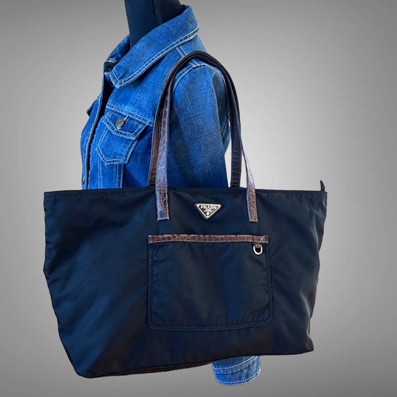 A15- ๐ฏ % authentic Prada shoulder bag - Picture 1 of 16